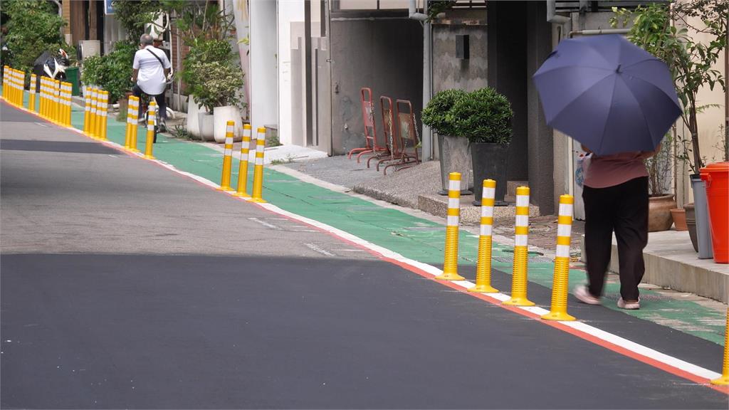 台北大安區人行道走一半得繞路！　居民：違停影響安全