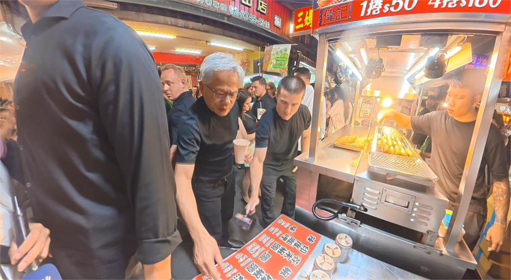 黃仁勳再衝饒河夜市！　大啖台灣美食　粉絲擠爆搶合照