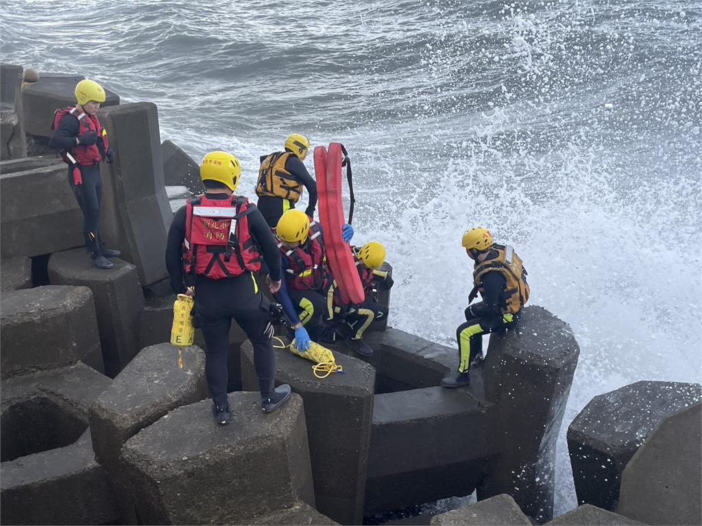 快新聞/驚!林口火力發電廠前「舢舨翻覆」 3人落海「1人失蹤搜救中」