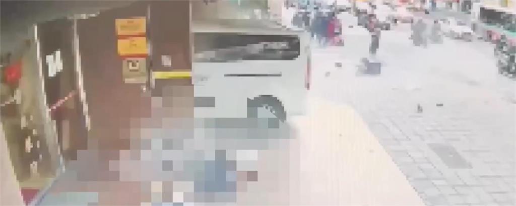 快新聞／門口監視器曝光！三立採訪車撞擊一瞬間　行人如保齡球噴飛倒地