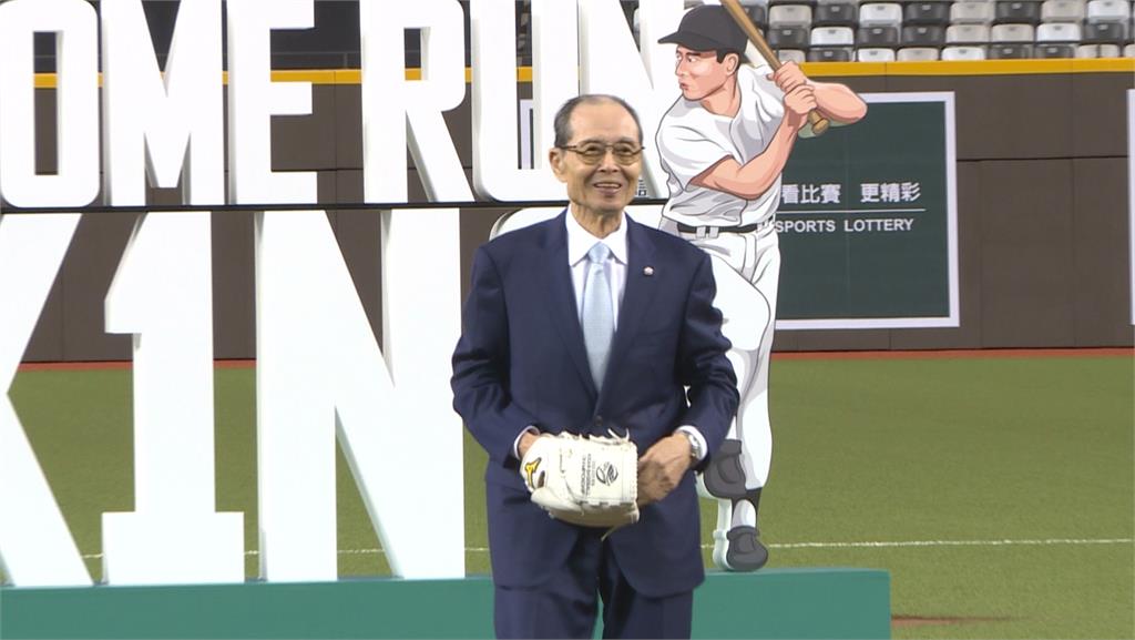 王貞治贈福岡軟銀鷹外套 賴清德笑稱:要把我簽下來?