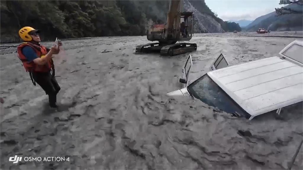 鬼門開首日闖萬大溪!吉普車駕駛受困急流 遭砂石活埋身亡