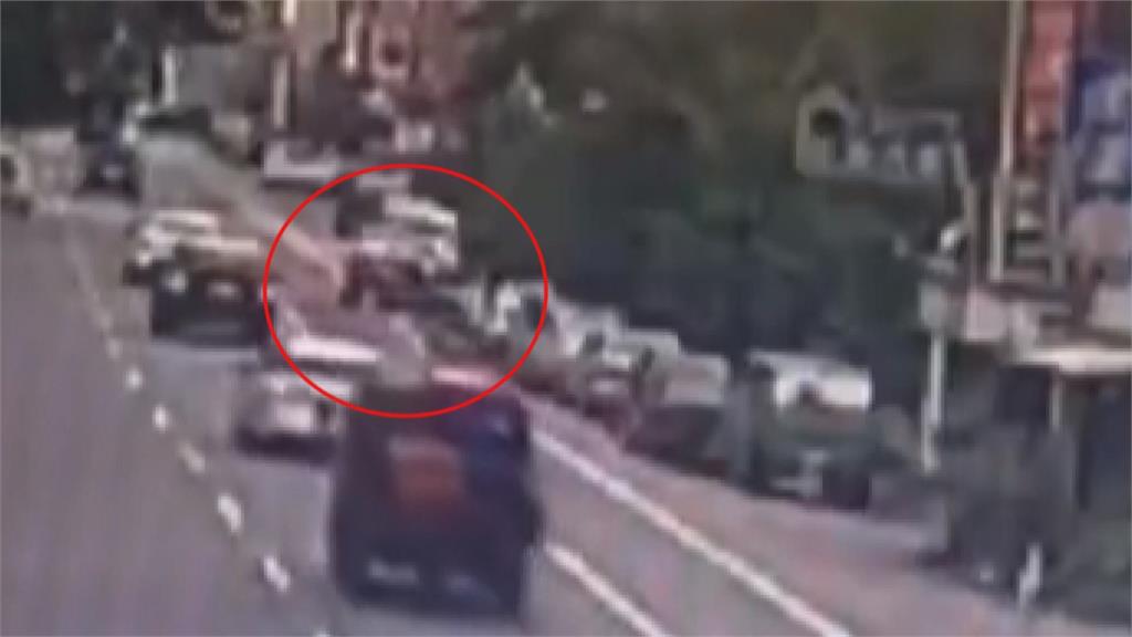 台中騎士雨天閃車重摔 警方:轎車準備停車無違規