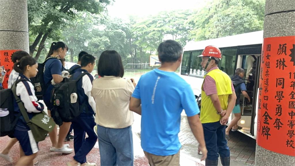 高雄狂風暴雨! 市區如「水上行舟」 南橫公路中斷