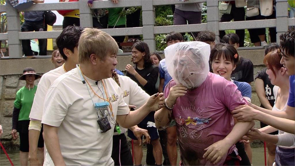 胡瓜摸蛤仔摸到董至成！撈出香檳慶祝節目長年收視霸榜第一名
