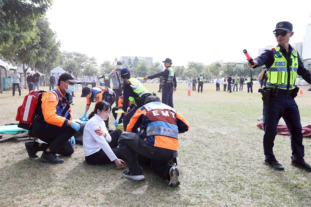 台南跨年維安演練! "模擬制伏歹徒"超逼真