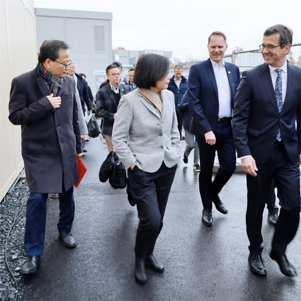 蔡英文「霸總黑風衣」沒了!飛德國「造型大爆改」網尖叫:這麼帥的嗎?