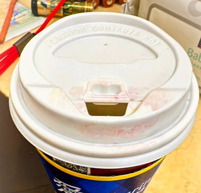 威廉慘了!被妻抓包「口紅印咖啡杯」險遭婚姻破滅 急解釋:偶像團體害人不淺