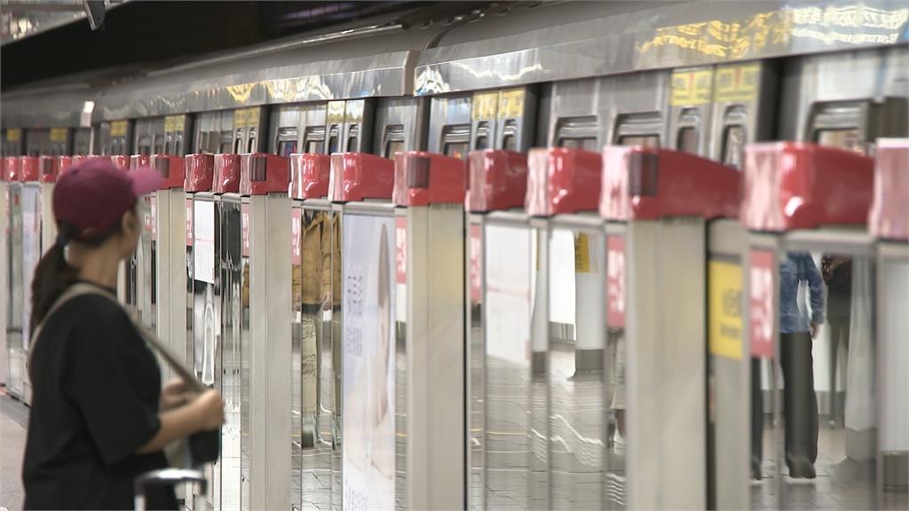 醉男在北車捷運站內咆哮　遭多名員警壓制在地