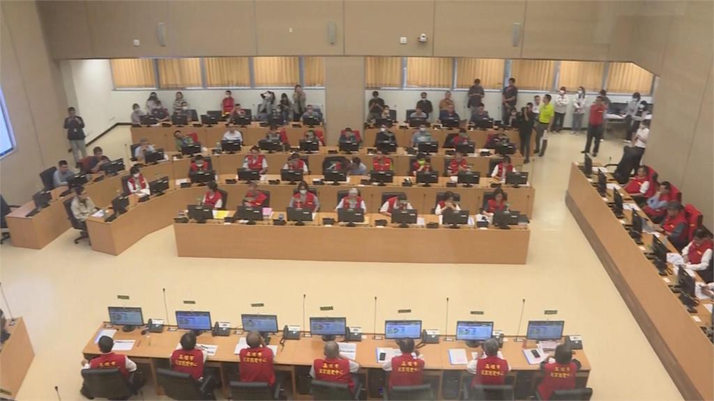 「鳳凰」發布陸警　南台灣首波警戒　高雄漁民忙加固船隻