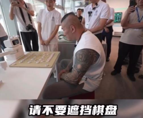 館長中國行「又尷尬了」!才讚深圳科技「與機器人下棋」當機狂跳針