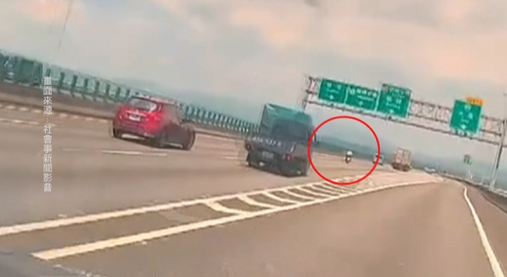 國道驚魂!七旬翁騎車誤闖國道還鬼切 貨車急閃避險翻覆
