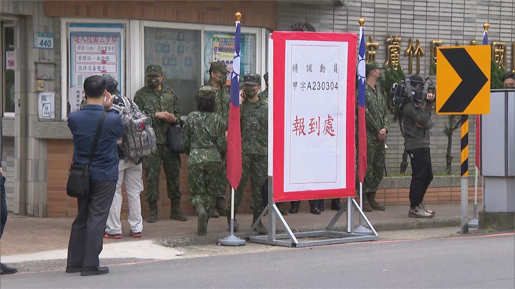 14天教召小倆口擁抱「18相送」!網開酸:教召地點在烏克蘭嗎?