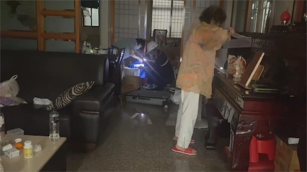 一生心血變這樣...大直民宅倒塌 阿嬤邊收拾家當邊掉淚