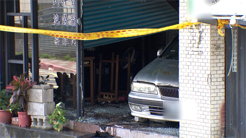 汽車暴衝「倒車」撞進餐館引發大火　餐館內部幾乎全毀損失慘重