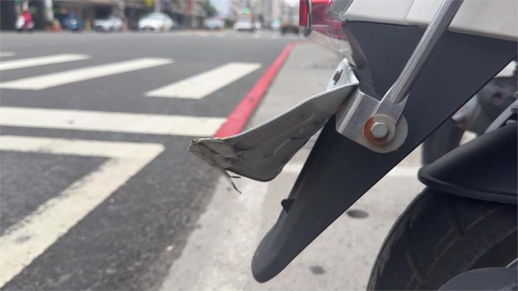 垃圾車迴轉撞倒一排車竟直接開走 駕駛:不知情