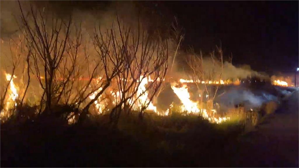 快新聞／「破萬平方公尺」陷火海！澎湖大火一路燒到凌晨　消防緊急增援搶救