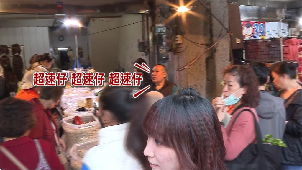 掃街兩樣情！　3攤商接力送禮蘇巧慧　黃國昌掃街挨嗆