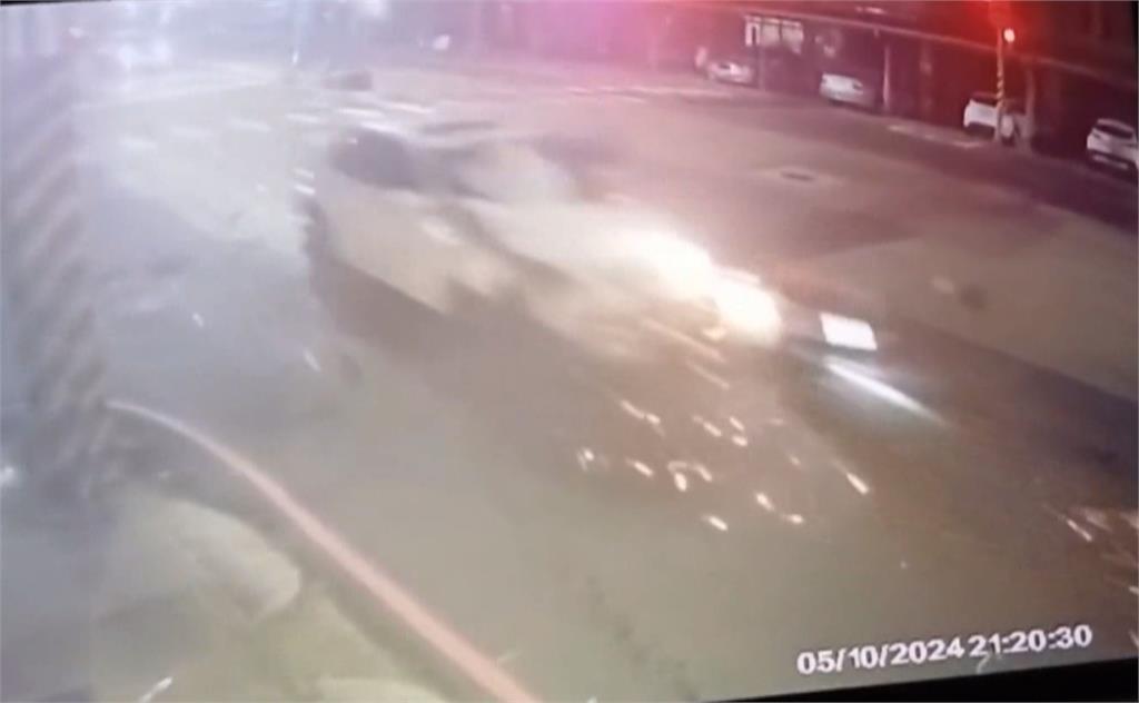 轎車撞3機車駕駛疑毒駕 騎士當場噴飛