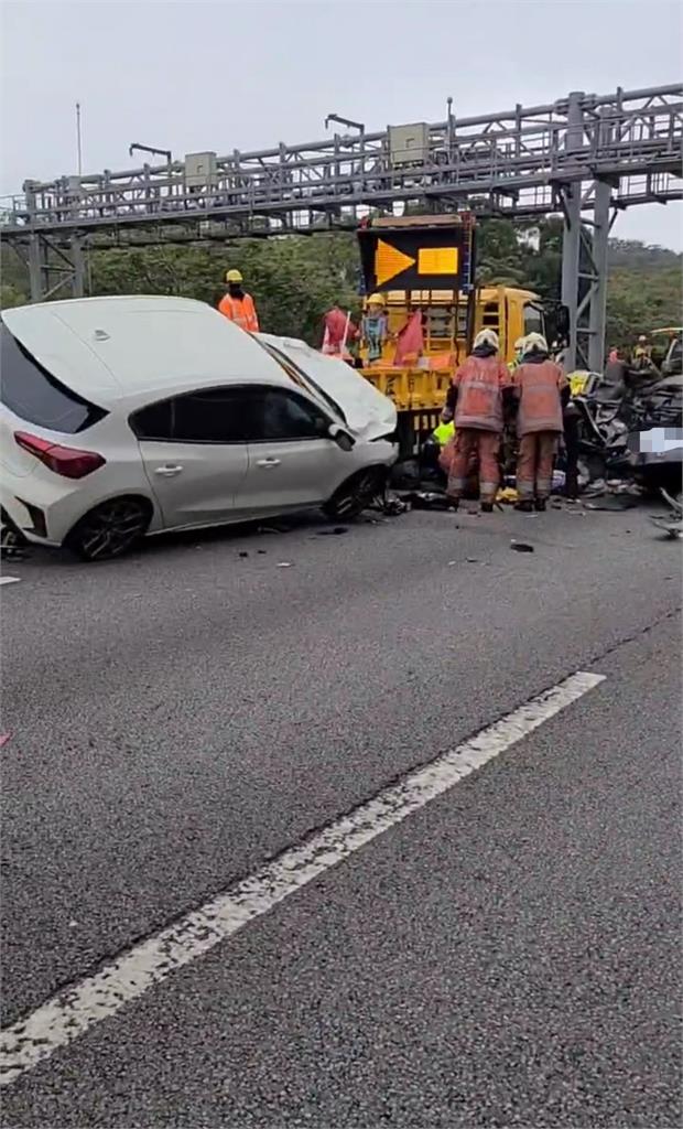 快新聞／國3南下驚傳連環撞！2小客猛撞緩撞車　車身翻覆零件噴飛