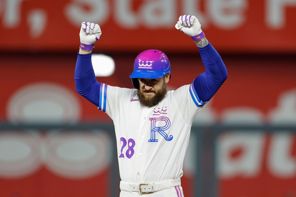 MLB(影)/巴斯光年附身!「Buzz」伊斯貝爾神奇球棒開轟帶皇家豪取6連勝