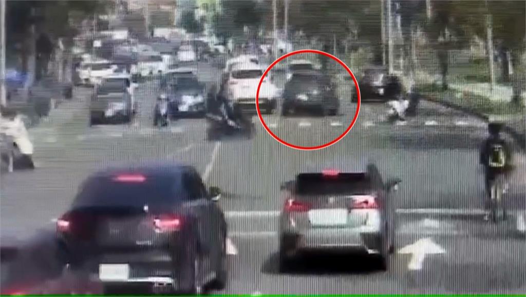 高雄路面現1公尺大坑洞害車受損 水利局研判人孔大小頭錯位