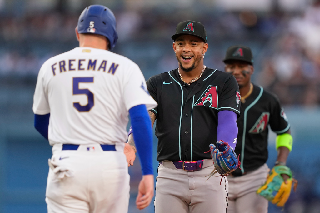 MLB(影)／最溫暖的出局！道奇「自由人」和響尾蛇「馬鐵」壘間愛的抱抱被觸殺
