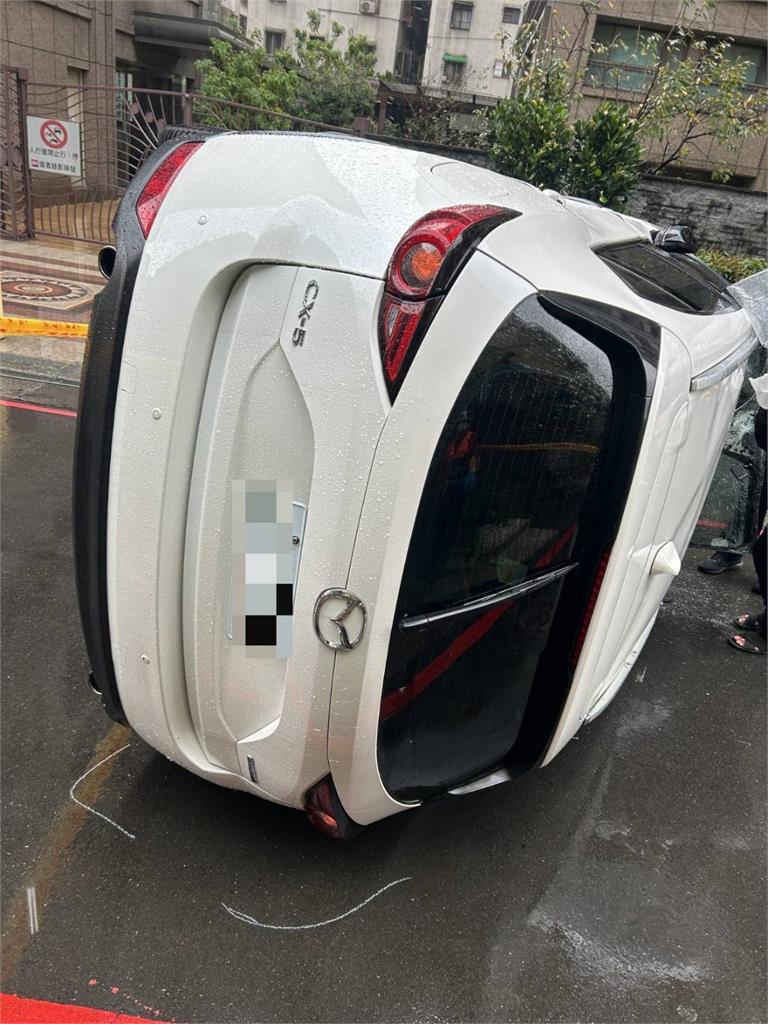 快新聞/酒駕闖大禍!內湖自小客車撞燈桿「翻滾270度」 現場慘況曝光