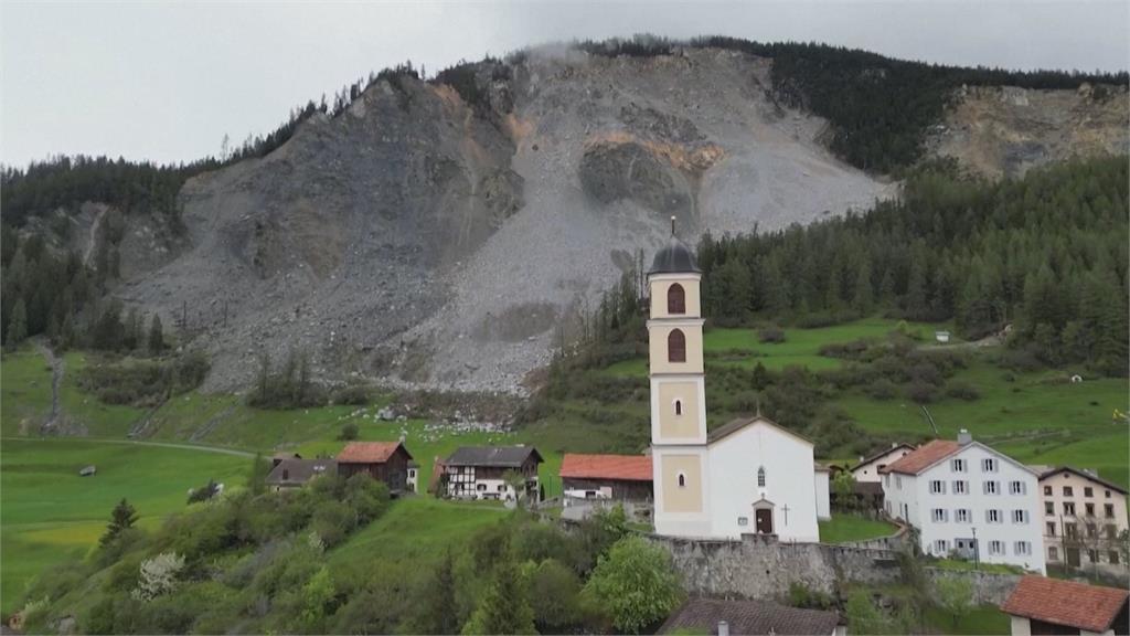 暖化影響！山上大岩石快掉落　瑞士村莊全員撤離「乳牛也載走」