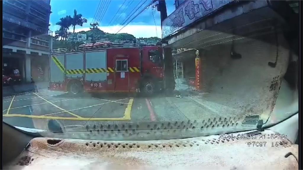 疑似手剎車沒拉好 消防車滑行撞路邊電線桿 消防員徒手肉身擋車
