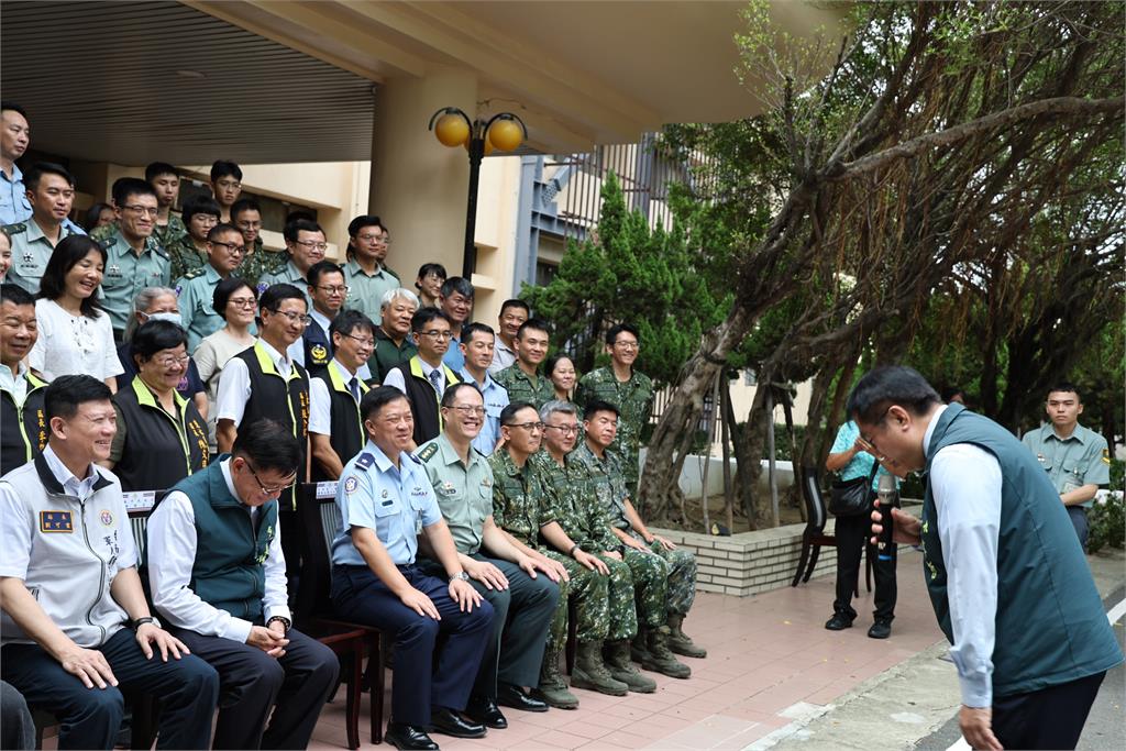 中秋慰勞國軍　黃偉哲贈慰勞金與農特產感謝官兵