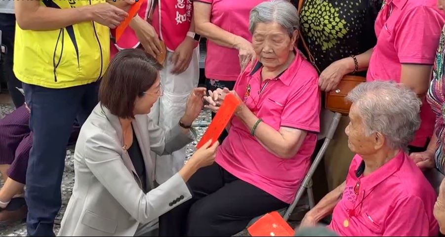暖男風度！温世政掃水里市場　大器祝對手許淑華「生日快樂」