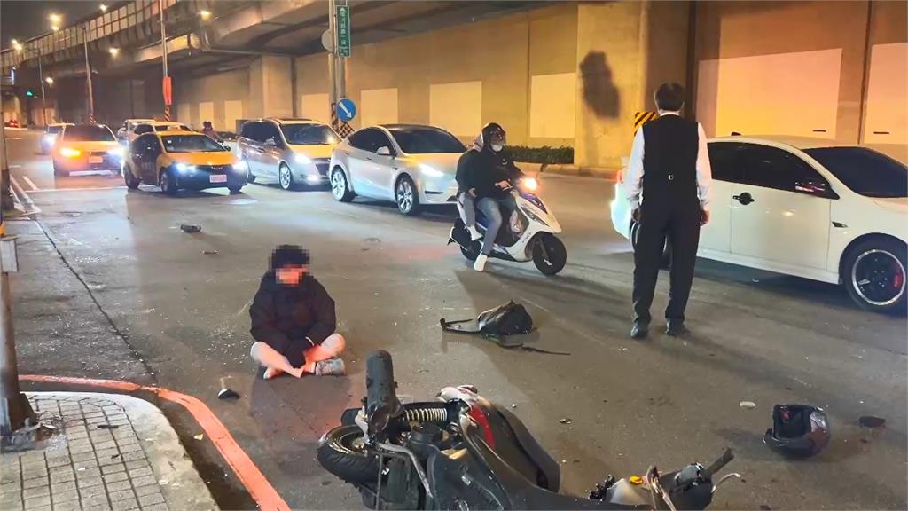 最新／車殼碎片噴飛一地！永和2機車相撞　騎士慘摔雙雙骨折送醫