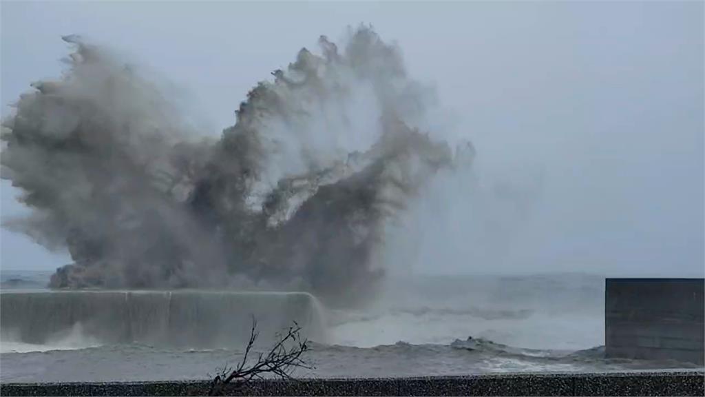 快新聞／颱風小犬襲！台東富岡漁港掀7米高巨浪　畫面曝光