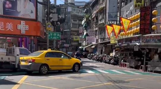 遊覽車開進基隆廟口受困　遊客全傻眼