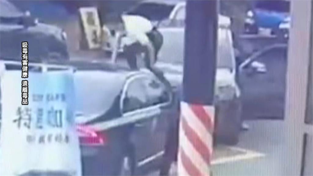 藥頭遇警盤查企圖逃逸　偵防車正面衝撞、警亮槍逮人