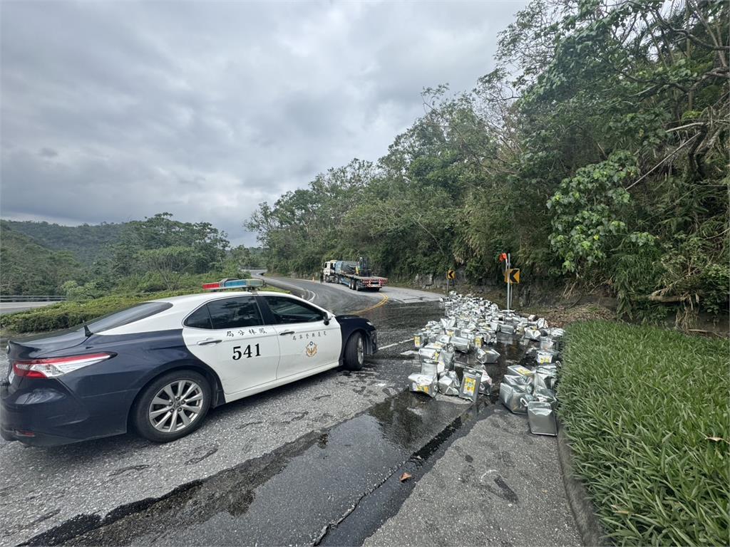 花蓮台11線彎道150個油桶翻覆　打滑事故頻傳