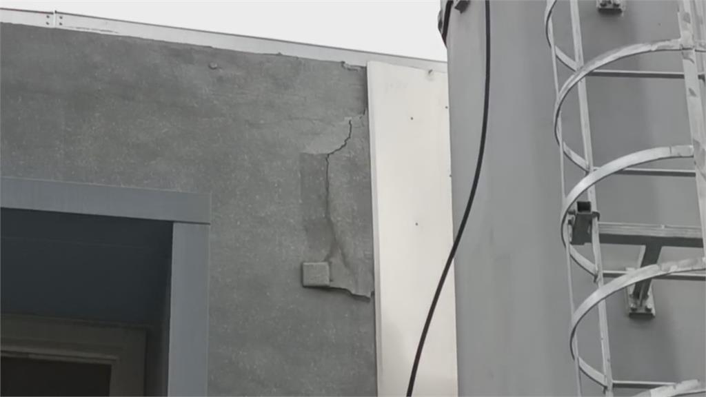 新竹棒球場民宅外牆裂縫　市府：粉刷層剝落　沒有結構問題