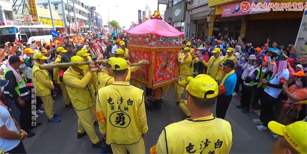 粉紅超跑回鑾! 白沙屯媽鑾轎兩度為罕病童賜福
