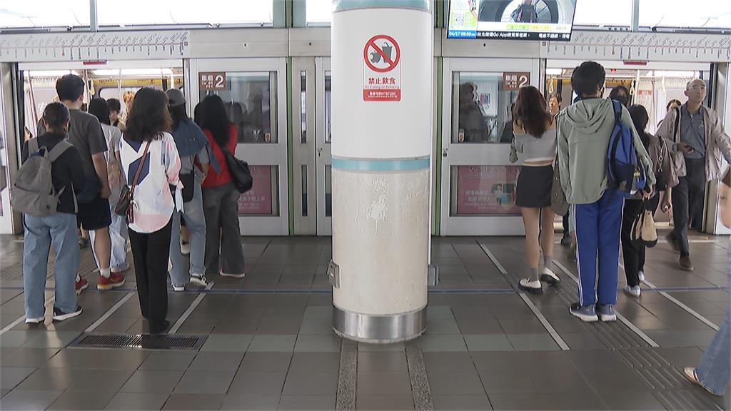 搭捷運不滿被國小生踢到！　婦爆氣「巴頭、捏耳」父報警