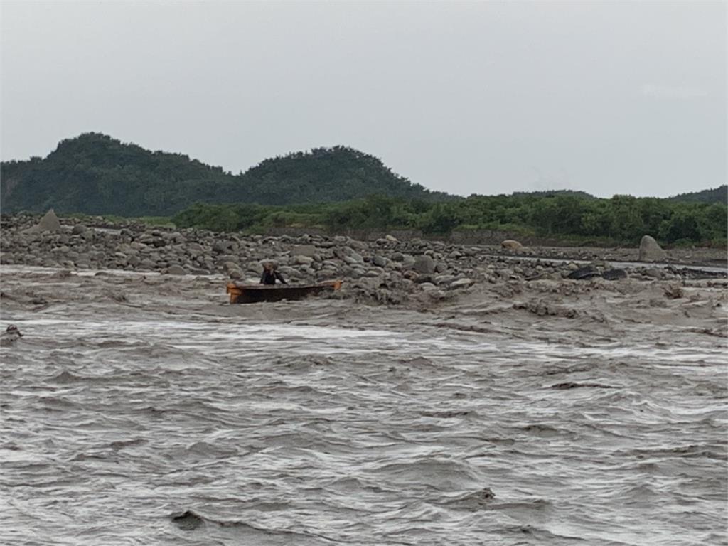 直升機吊掛畫面曝光！屏東高樹溪水暴漲　「2輛砂石車」受困沙洲緊急救援