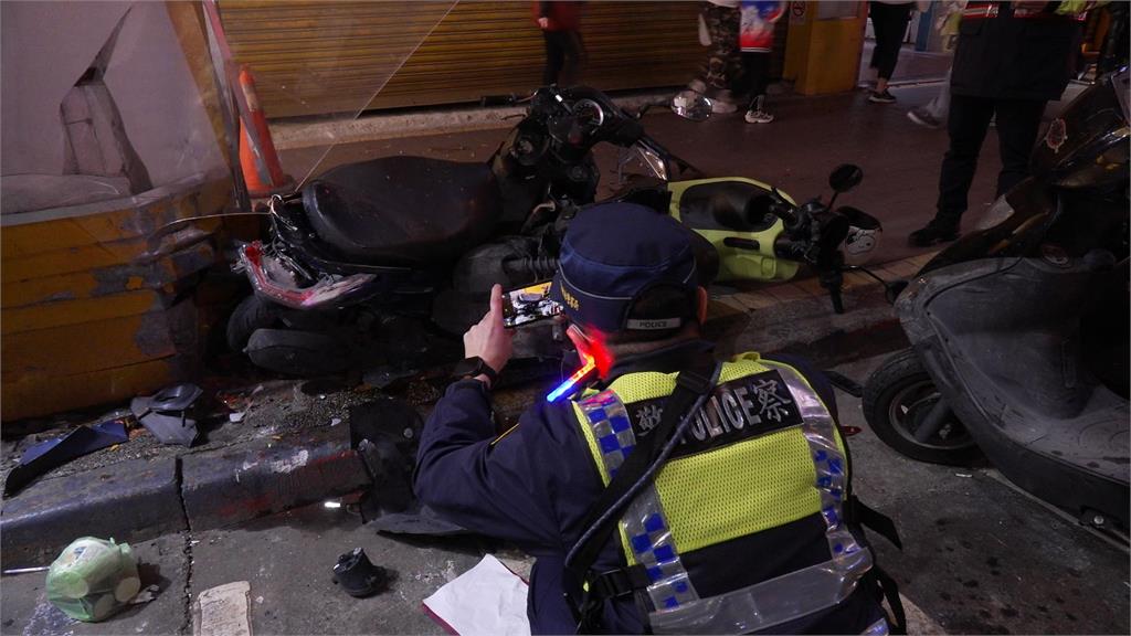 北車旁轎車暴衝　自撞騎樓柱子「整排機車被撞毀」