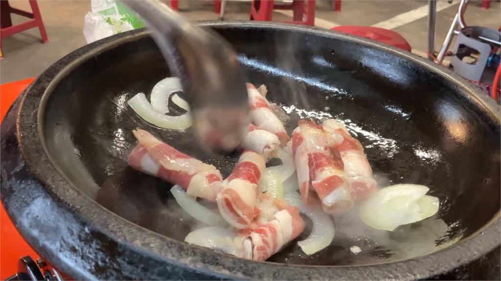 迷你火鍋做出高級質感 熱鍋炒出肉香再淋上高湯