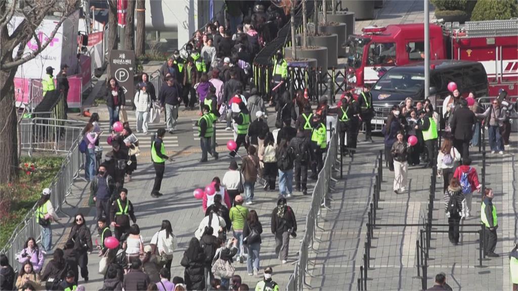 估26萬人塞爆實到4萬？　BTS光化門開唱　隊長RM彩排扭傷仍出場表演