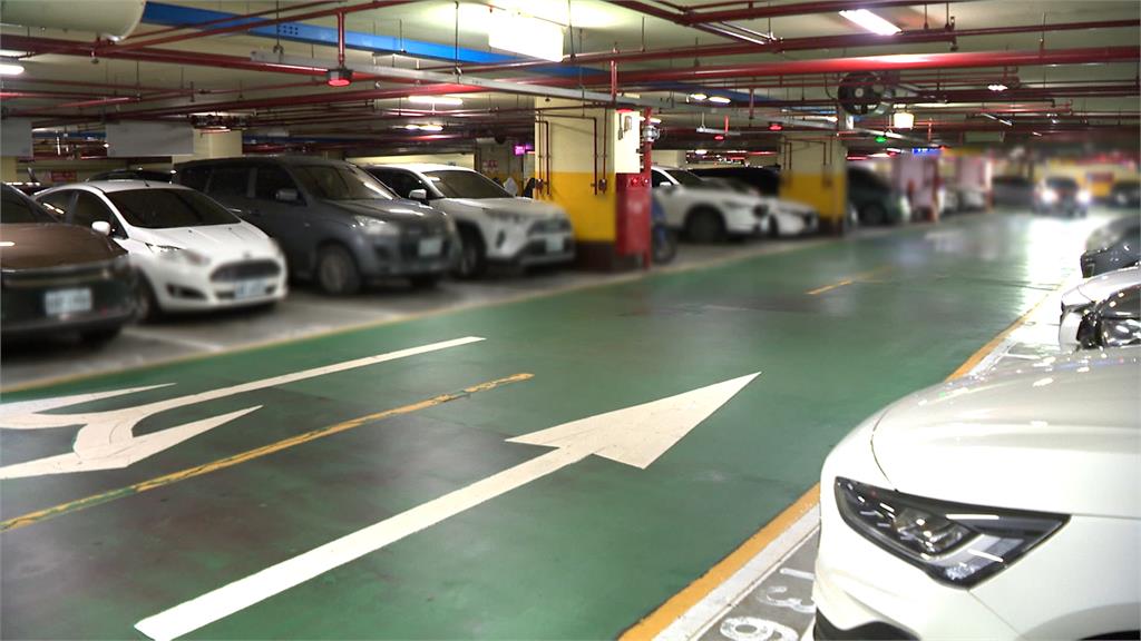 愛車放停車場無端遭破壞! 怪男爬車頂踩踏害車損