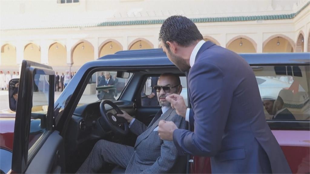 視察第一部國產車　摩洛哥國王試搭很滿意