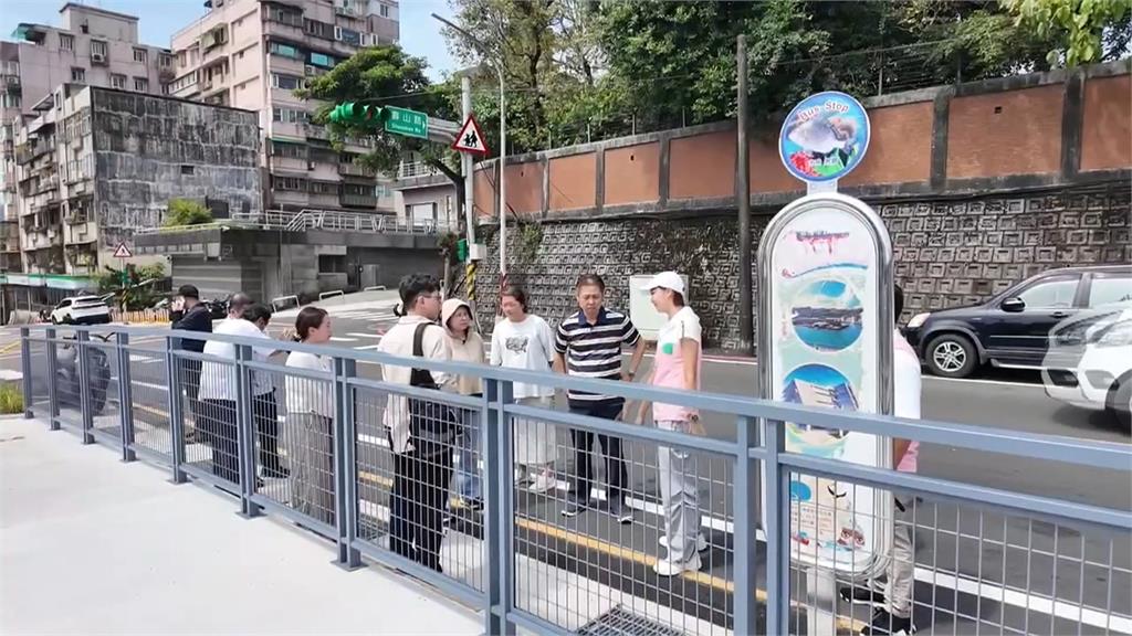 基隆公車站牌烏龍設計？　施工護欄隔候車區搭車要「跨欄」