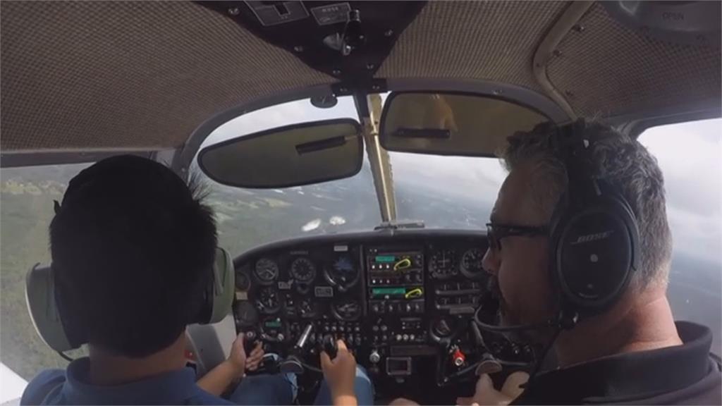 國一而已! 美國12歲小飛行員駕駛飛機超熟練