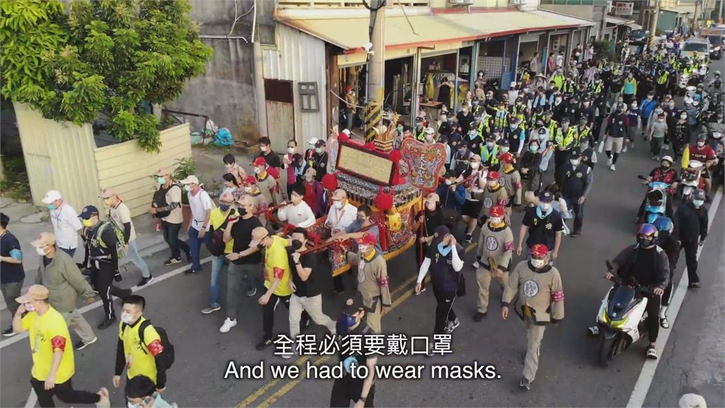 瘋媽祖!外國人首次體驗扛神轎 不怕累直呼:非常光榮