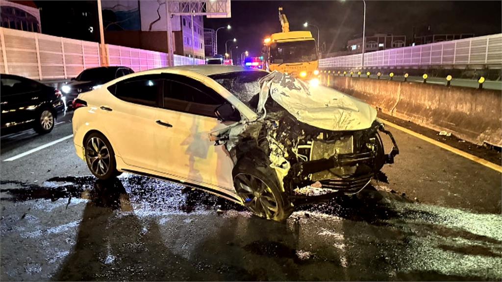 過彎疑失控撞到對面車道 連環撞3車4人傷